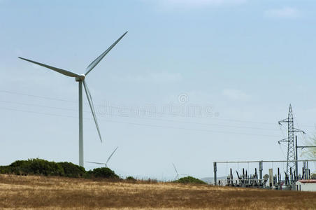 风力发电机和变电站图片