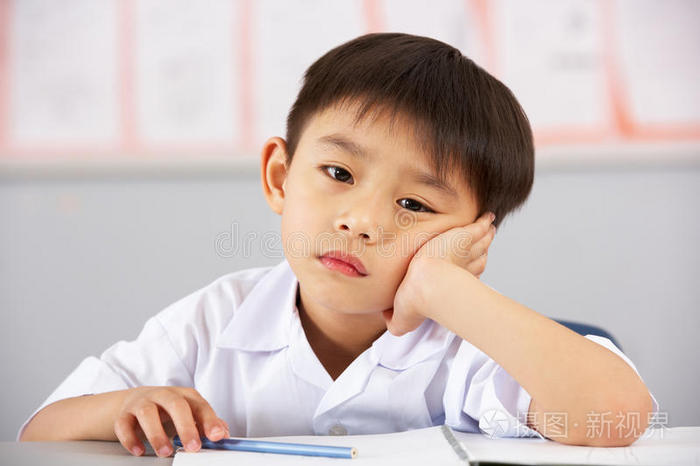 不开心的男生在学校办公