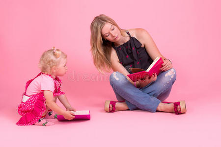 母女俩在看书