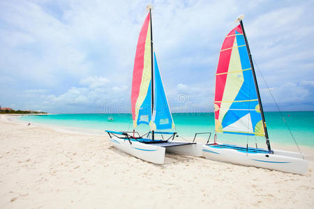 热带海滩上的双体船