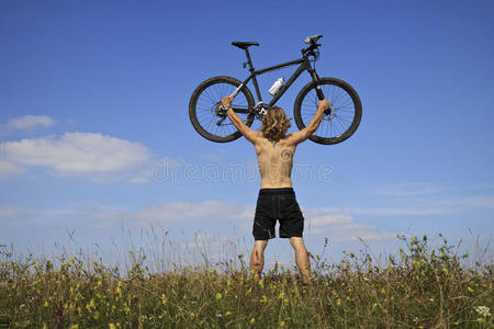 骑山地车的人把自行车举起来