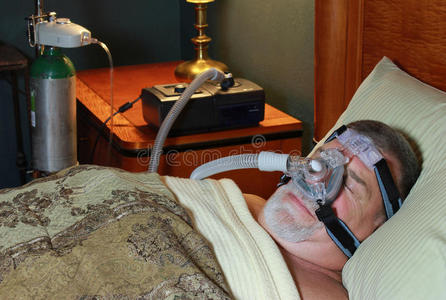 男子睡觉前视图与cpap和氧气