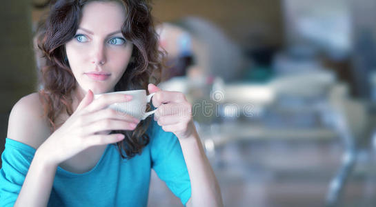 喝咖啡的美女