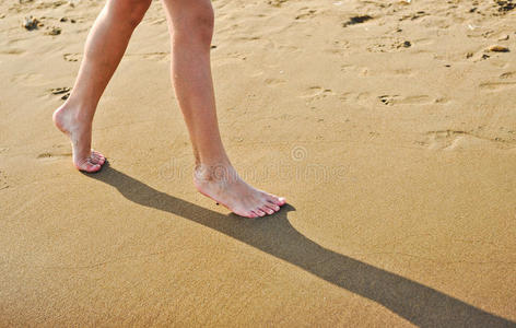 沙滩上女孩赤脚的腿图片