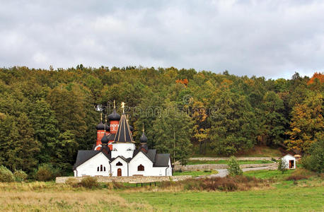 带教堂的乡村景观