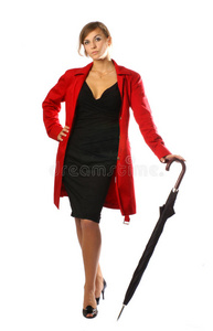 一个穿着红色外套，拿着雨伞的女人