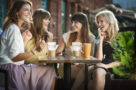 一群喝咖啡的年轻妇女