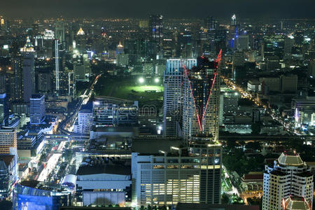 泰国曼谷夜晚的城市天际线。