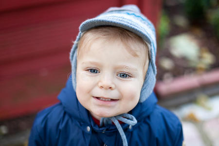 穿着温暖秋装的可爱幼儿图片