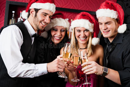 酒吧里的圣诞派对朋友吐司香槟