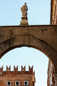 埃尔贝广场附近的拱门和雕像