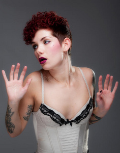 年轻随意的红发纹身女性肖像