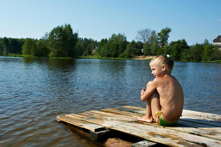 小女孩坐在木筏上图片
