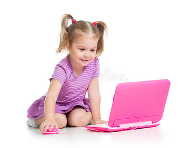 有趣的孩子用笔记本电脑