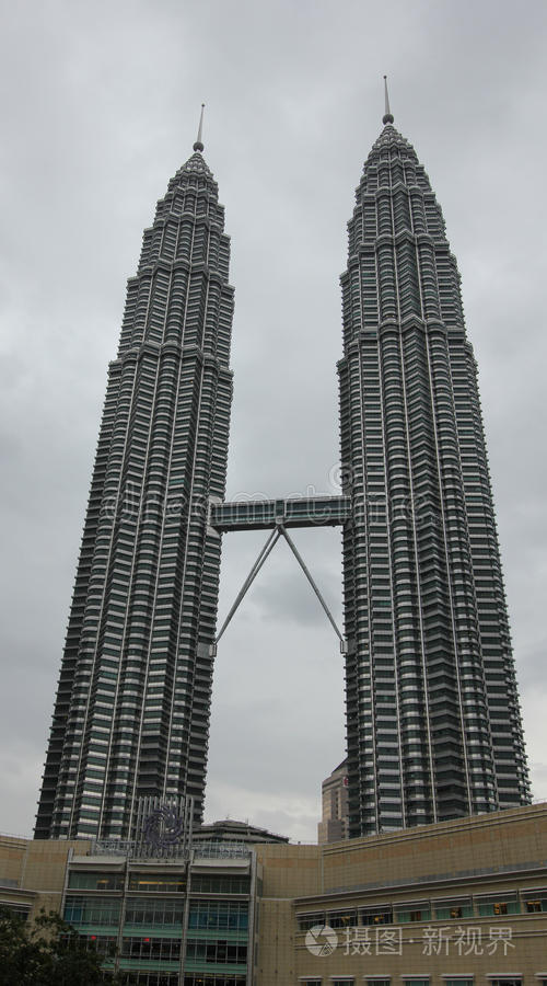 马石油双塔的不锈钢模型双子塔蓝天下的马石油双子塔马来西亚吉隆