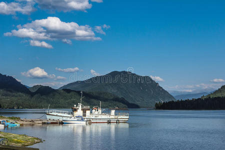 山水湖与船