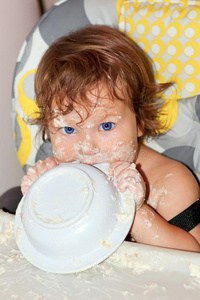 婴儿吃酸奶和弄脏的脸