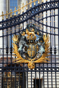 伦敦白金汉宫大门的皇家徽章