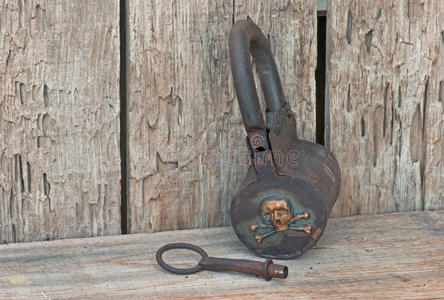旧木架子上的海盗宝藏锁和钥匙