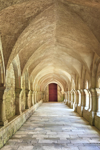 丰特奈修道院的旧柱廊