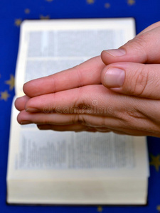 祈祷之手和圣经