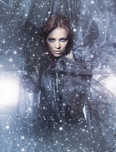 一个年轻的红发女人在雪地里
