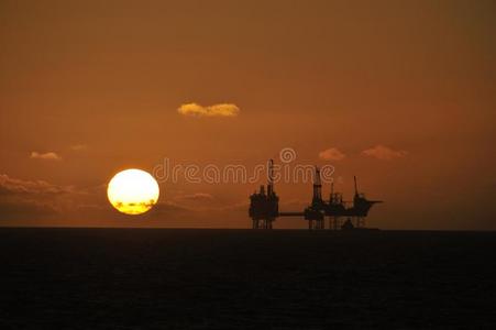 日落与石油平台