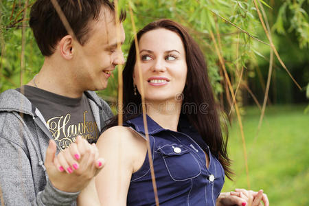 微笑着恋爱的年轻夫妇的画像户外