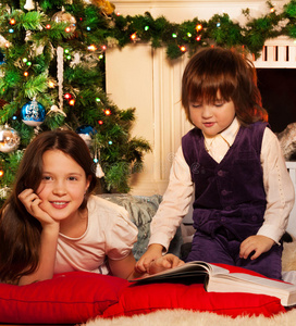 两个孩子在看圣诞书