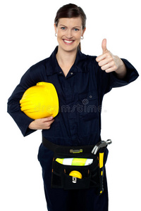 穿建筑制服的妇女竖起大拇指