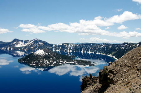 夏季火山口湖巫师岛图片