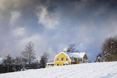 冬季景观中的老房子