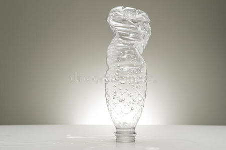 空的可回收塑料水瓶