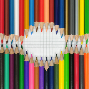 形成框架的彩色铅笔