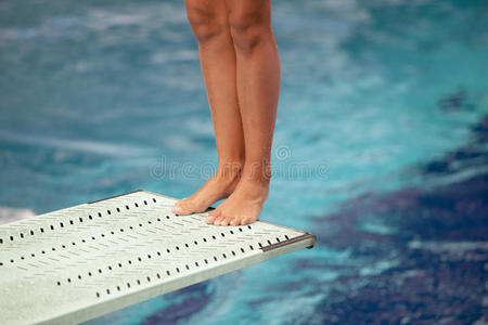 跳水板上的腿图片