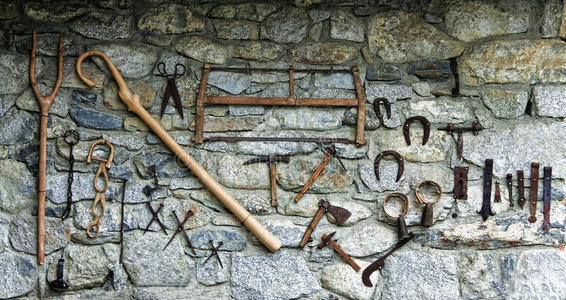 带工具的旧石墙