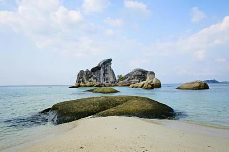 岩石海滩和蓝天