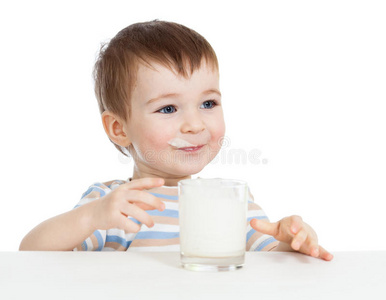 小孩喝酸奶或开菲尔白葡萄酒