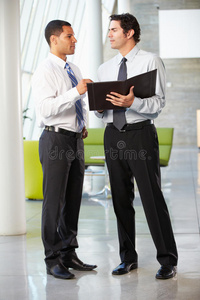 两位商人在现代办公室举行非正式会议