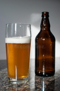 工艺啤酒杯和啤酒瓶
