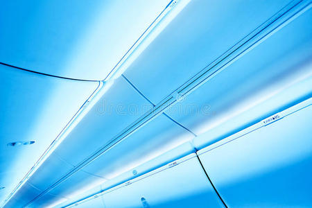 钢蓝色玻璃机场天花板视图图片