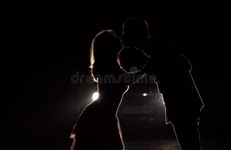 黑暗中一对年轻夫妇的剪影