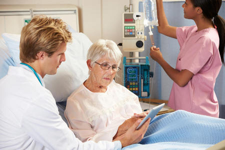 医生使用数字平板与老年患者协商