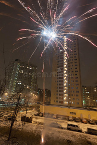 城市居民区燃放新年烟花图片