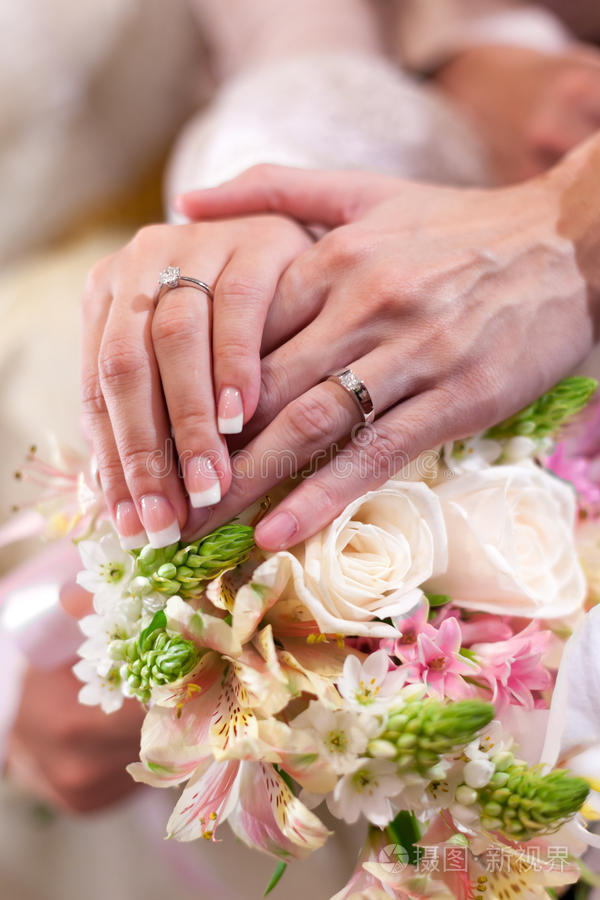 下载小样发票合同问题/举报新婚夫妇手和结婚戒指手和婚礼花束婚礼