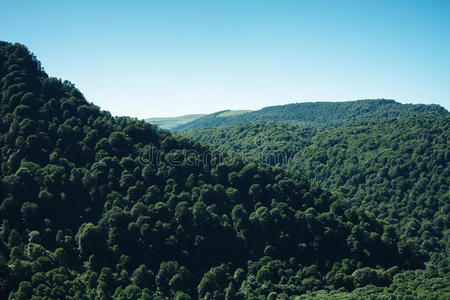 夏日山景鸟瞰图