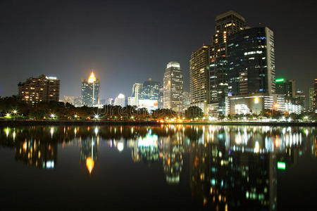 曼谷城市夜景与天际线倒影图片
