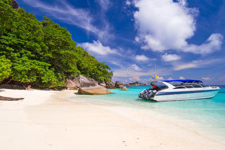 西米兰群岛热带海滩上的摩托艇
