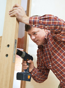 门锁安装木工