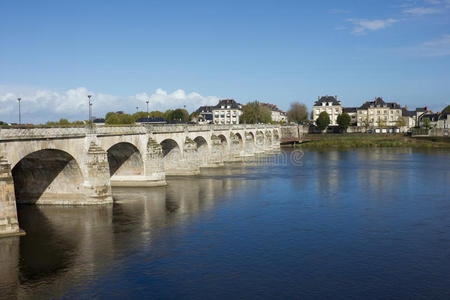 法国卢瓦尔河上的萨默尔塞萨尔大桥